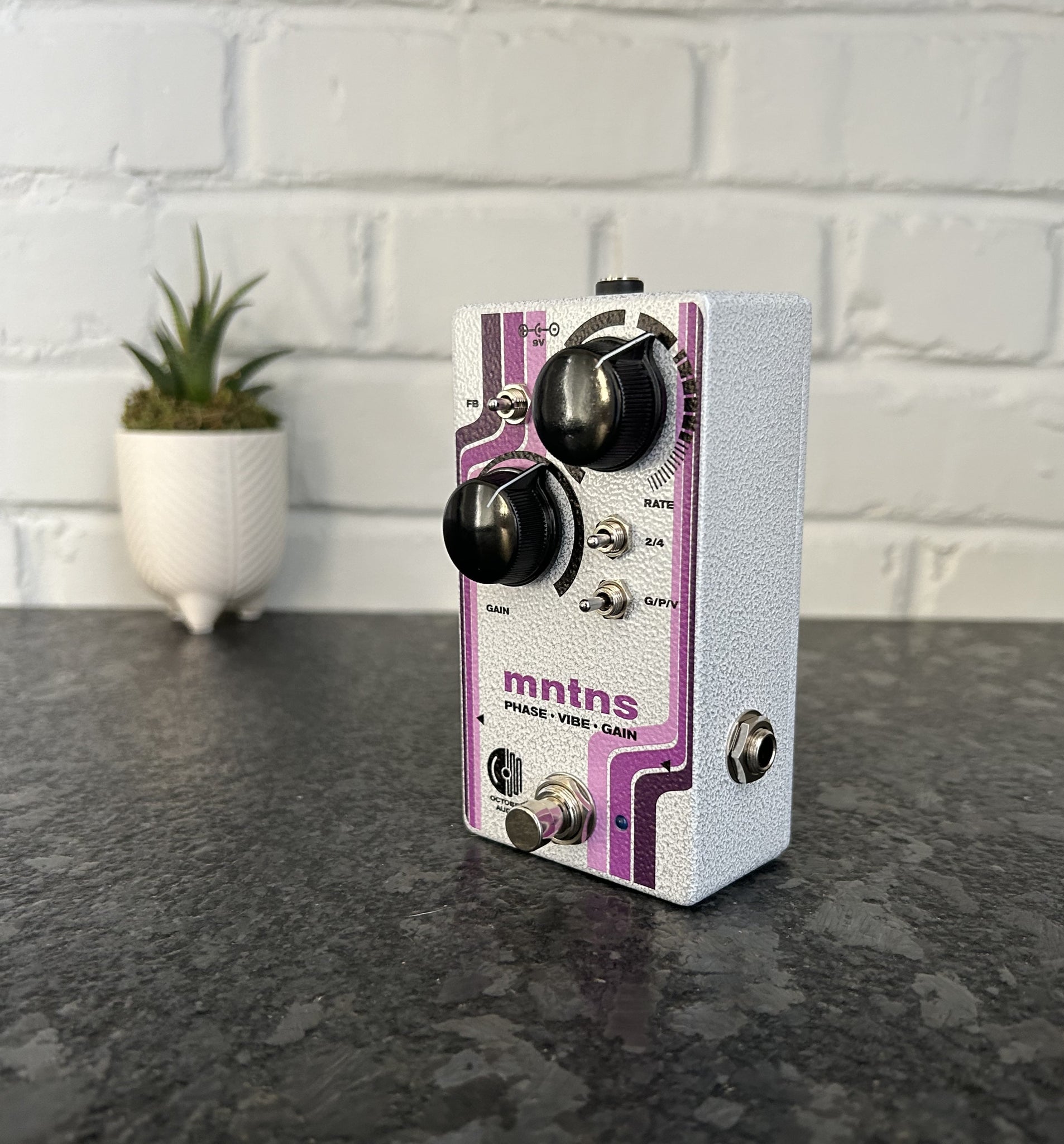 mntns- phaser/vibrato/gain device