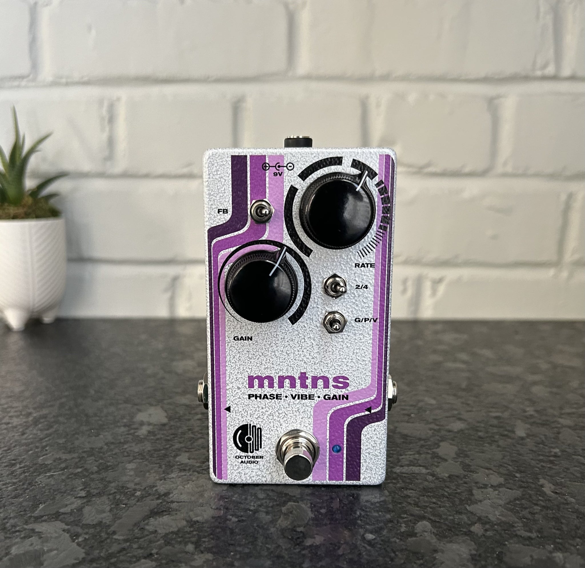 mntns- phaser/vibrato/gain device